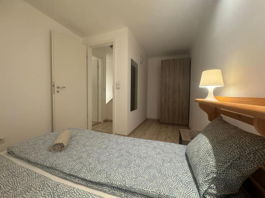 R8 2br Free Parking Apartment *