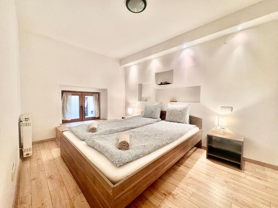 R8 2br Free Parking Apartment *